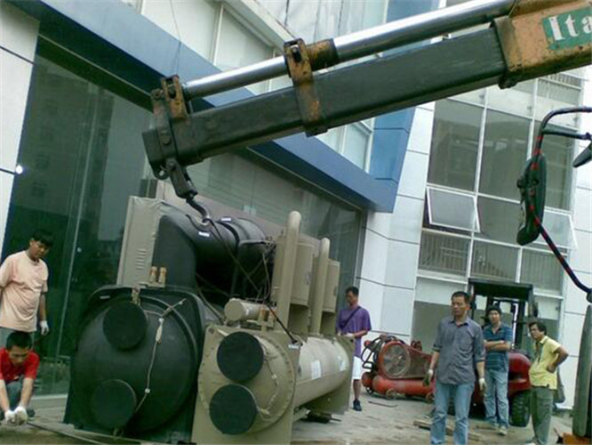 桑珠孜区随车吊和汽车吊的核心区别是什么？哪种更省钱？